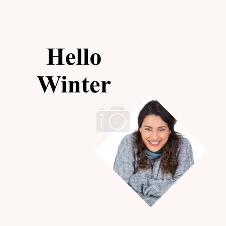 Téléchargez les photos : Bonjour texte d'hiver sur blanc avec une femme biraciale souriante en pull chaud et écharpe à Noël. Célébration de l'hiver, de la nature, de la météo, des voeux et de la saison de Noël, image générée numériquement. - en image libre de droit