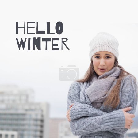 Téléchargez les photos : Bonjour texte d'hiver sur femme caucasienne froide en vêtements d'hiver à l'extérieur à la période de Noël. Célébration de l'hiver, de la nature, de la météo, des voeux et de la saison de Noël, image générée numériquement. - en image libre de droit