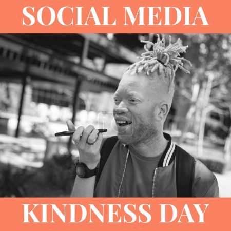 Téléchargez les photos : Composite of social media kindness day text and african american albino man sending voicemail. Smartphone, technologie, heureux, communauté en ligne, soutien, promouvoir, communication mondiale. - en image libre de droit