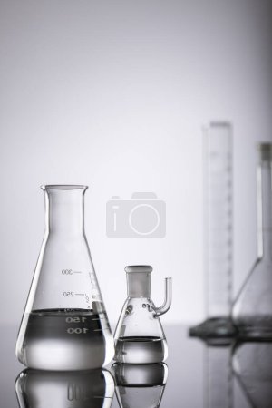 Foto de Imagen vertical de primer plano de los platos de laboratorio y espacio de copia sobre fondo gris. Concepto de laboratorio, ciencia, investigación y química. - Imagen libre de derechos