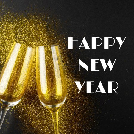 Foto de Compuesto de texto feliz año nuevo y copas de champán con purpurina dorada sobre fondo negro. Copiar espacio, saludo, tradición, vacaciones y concepto de celebración. - Imagen libre de derechos