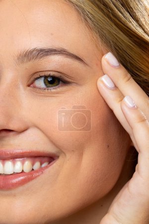 Foto de Retrato de mujer caucásica con maquillaje natural y esmalte de uñas beige. Cosméticos, maquillaje, moda femenina y belleza, inalterados. - Imagen libre de derechos
