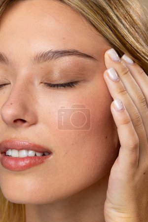 Téléchargez les photos : Gros plan de la femme caucasienne portant un maquillage naturel et un vernis à ongles beige. Cosmétiques, maquillage, mode féminine et beauté, inchangés. - en image libre de droit