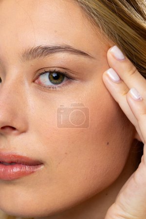Téléchargez les photos : Portrait de femme caucasienne portant maquillage naturel et vernis à ongles beige. Cosmétiques, maquillage, mode féminine et beauté, inchangés. - en image libre de droit