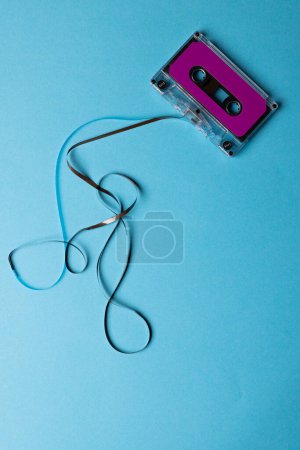 Téléchargez les photos : Vue aérienne de la cassette violette avec espace de copie sur fond bleu. Concept de musique, son, écoute, divertissement et nostalgie. - en image libre de droit