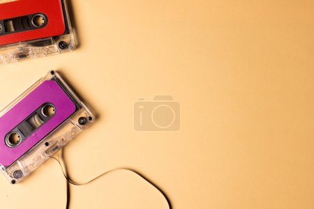 Téléchargez les photos : Vue aérienne de deux cassettes colorées avec espace de copie sur fond beige. Concept de musique, son, écoute, divertissement et nostalgie. - en image libre de droit