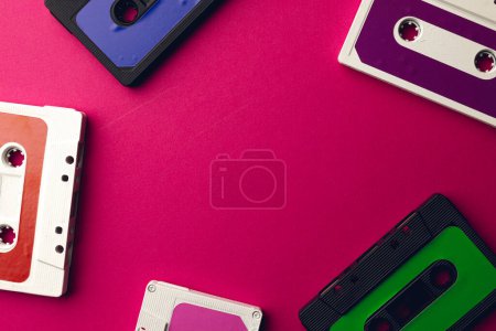 Téléchargez les photos : Vue aérienne des cassettes colorées avec espace de copie sur fond rose. Concept de musique, son, écoute, divertissement et nostalgie. - en image libre de droit
