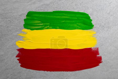 Téléchargez les photos : Peintures vertes, jaunes et rouges avec espace de copie sur fond de pierre grise. Mois de l'histoire des Noirs, Afrique, culture noire et concept d'histoire. - en image libre de droit
