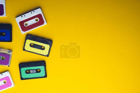 Téléchargez les photos : Vue aérienne des cassettes colorées avec espace de copie sur fond jaune. Concept de musique, son, écoute, divertissement et nostalgie. - en image libre de droit
