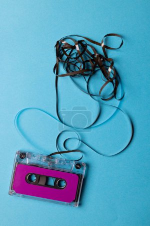 Téléchargez les photos : Vue aérienne de la cassette violette avec espace de copie sur fond bleu. Concept de musique, son, écoute, divertissement et nostalgie. - en image libre de droit