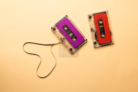 Foto de Vista aérea de dos cintas de cassette de colores sobre fondo beige. Música, sonido, escucha, entretenimiento y concepto de nostalgia. - Imagen libre de derechos