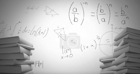 Foto de Las ecuaciones y fórmulas matemáticas están esbozadas en un fondo de pizarra blanca, con montones de libros en primer plano, lo que sugiere un enfoque en la educación y el aprendizaje. El arreglo transmite una atmósfera estudiosa - Imagen libre de derechos