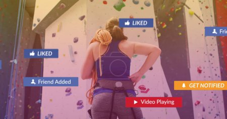 Téléchargez les photos : Bulles d'élocution avec des icônes numériques contre femme en forme caucasienne avec corde sur le point de grimper un mur. sport, fitness et médias sociaux concept de technologie de réseautage - en image libre de droit