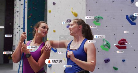 Sprechblasen mit digitalen Ikonen gegen zwei kaukasisch fitte Frauen, die vor dem Wandklettern diskutieren. Sport-, Fitness- und Social-Media-Netzwerktechnologiekonzept