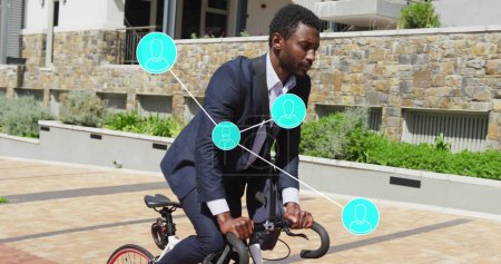 Téléchargez les photos : Image de connexions avec le traitement des données sur l'homme d'affaires afro-américain avec vélo. Réseaux mondiaux, affaires, finances, informatique et traitement des données concept image générée numériquement. - en image libre de droit