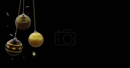 Téléchargez les photos : Boules de Noël noir et or balançant avec des étoiles d'or sur fond noir, espace de copie. Noël, décorations, tradition et célébration image générée numériquement. - en image libre de droit