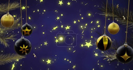 Foto de Balanceo de bolas de Navidad negro y oro y estrellas amarillas sobre fondo azul, espacio de copia. Navidad, decoraciones, tradición y celebración de imagen generada digitalmente. - Imagen libre de derechos