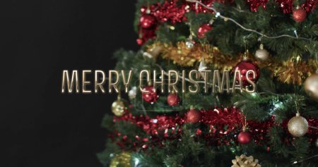 Téléchargez les photos : Joyeux Noël texte sur l'arbre de Noël décoré et des cadeaux sur fond noir. Noël, tradition, salutations et célébration image générée numériquement. - en image libre de droit