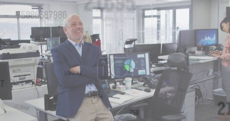 Foto de Imagen de números flotando, un hombre feliz parado en una oficina. Interfaz digital y negocio global, imagen generada digitalmente - Imagen libre de derechos
