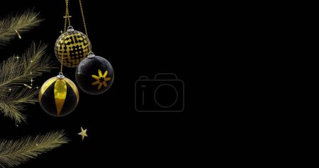 Foto de Bola negra y dorada balanceándose sobre el árbol de navidad con estrellas doradas sobre fondo negro, espacio para copiar. Navidad, decoraciones, tradición y celebración de imagen generada digitalmente. - Imagen libre de derechos