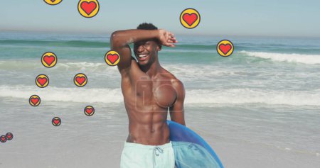 Téléchargez les photos : Image de coeur icônes numériques sur l'homme tenant planche de surf sur la plage. interface numérique, médias sociaux et concept technologique mondial image générée numériquement. - en image libre de droit