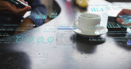 Image de données financières sur un homme d'affaires caucasien payant par carte sur un terminal de paiement. Concept global d'entreprise, de finance, d'informatique et de traitement des données image générée numériquement.