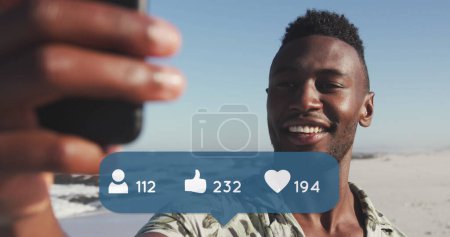 Téléchargez les photos : Image de personnes, pouces levés et des icônes du cœur sur un homme souriant utilisant un smartphone sur la plage. interface numérique, médias sociaux et concept technologique mondial image générée numériquement. - en image libre de droit