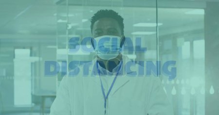 Téléchargez les photos : Médecin afro-américain se tient avec confiance dans un hôpital, avec un espace de copie. Sa présence souligne l'importance des professionnels de santé lors d'une pandémie. - en image libre de droit