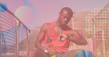 Foto de Imagen de formas sobre el hombre afroamericano bebiendo agua al aire libre. concepto de salud y estado físico imagen generada digitalmente. - Imagen libre de derechos