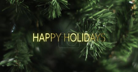 Téléchargez les photos : Joyeux texte de vacances en or sur fond de sapin de Noël. Noël, tradition, salutations et célébration image générée numériquement. - en image libre de droit