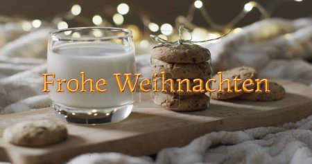 Téléchargez les photos : Frohe weihnachten texte en orange sur les biscuits de Noël et le lait avec des lumières bokeh. Noël, tradition, allemand, salutations et célébration image générée numériquement. - en image libre de droit
