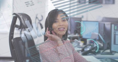 Téléchargez les photos : Image de statistiques sur les femmes utilisant un casque téléphonique travaillant dans un bureau. Interface numérique et affaires mondiales, image générée numériquement - en image libre de droit
