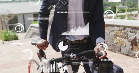 Foto de Imagen de procesamiento de datos sobre hombre de negocios afroamericano con bicicleta. Redes globales, negocios, finanzas, computación y procesamiento de datos concepto de imagen generada digitalmente. - Imagen libre de derechos