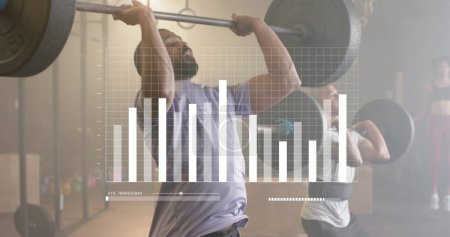 Foto de Imagen de procesamiento de datos en gráfico sobre diversos hombres entrenamiento con pesas con barras en el gimnasio. Fitness, ejercicio, fuerza, datos, interfaz digital y tecnología de imagen generada digitalmente. - Imagen libre de derechos