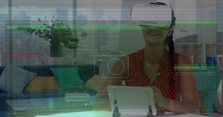 Foto de Imagen del procesamiento de datos en pantalla con glitch y mujer usando auriculares vr. procesamiento global de datos, comunicación, interfaz digital, tecnología y concepto de red imagen generada digitalmente. - Imagen libre de derechos