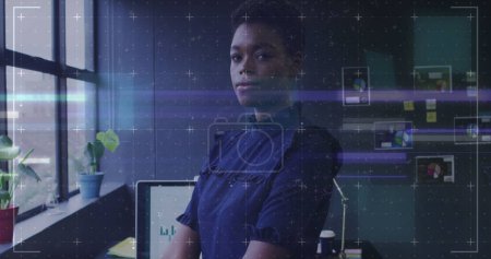 Téléchargez les photos : Image du traitement des données sur une femme d'affaires afro-américaine en fonction. Concept global d'entreprise, de finance, d'informatique et de traitement des données image générée numériquement. - en image libre de droit