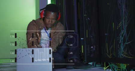 Foto de Imagen del procesamiento de datos en la pantalla sobre el hombre afroamericano que trabaja en la sala de servidores. - Imagen libre de derechos