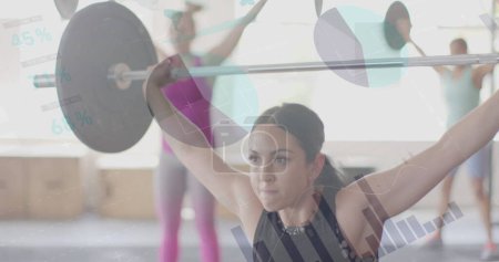 Foto de Imagen de la interfaz de procesamiento de datos sobre el entrenamiento de peso de las mujeres caucásicas con barras en el gimnasio. Fitness, ejercicio, fuerza, datos, interfaz digital y tecnología de imagen generada digitalmente. - Imagen libre de derechos