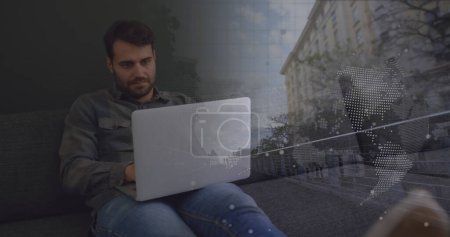 Téléchargez les photos : Image d'un homme d'affaires caucasien utilisant l'ordinateur sur le traitement des données et le paysage urbain. Affaires mondiales, finances, interface numérique, informatique et traitement des données concept image générée numériquement. - en image libre de droit