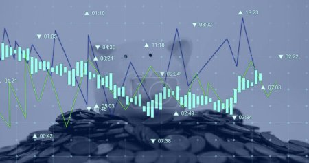 Los datos financieros superponen una pila de monedas, lo que indica un análisis económico. Gráficos y cifras sugieren un enfoque en las tendencias del mercado y el rendimiento de la inversión.