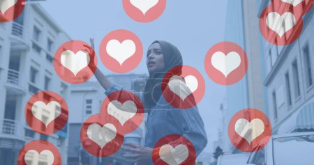 Téléchargez les photos : Image de coeur d'amour icônes avec femme en hijab héler taxi dans la rue de la ville. technologie de communication concept d'interface numérique, image générée numériquement. - en image libre de droit