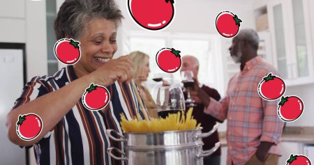 Foto de Imagen de iconos de tomates sobre diversos grupos de personas mayores cocinando. - Imagen libre de derechos