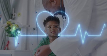 Téléchargez les photos : Image d'un moniteur cardiaque sur un médecin afro-américain avec un garçon patient. Médecine mondiale, santé, interface numérique, informatique et traitement des données concept image générée numériquement. - en image libre de droit