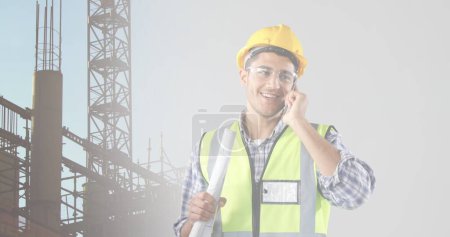 Téléchargez les photos : Image de caucasien architecte masculin avec téléphone et plans sur le chantier de construction. - en image libre de droit