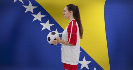 Téléchargez les photos : Image d'une joueuse de soccer caucasienne sur le drapeau de la bosnia et de l'herzénie. - en image libre de droit