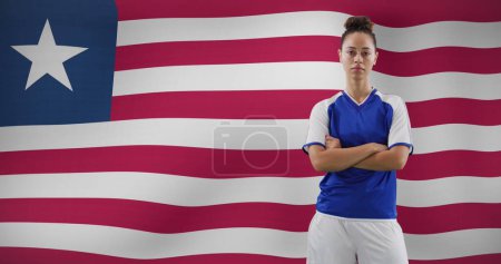 Téléchargez les photos : Image d'une joueuse de soccer biraciale sur le drapeau du Chili. Sport mondial, patriotisme et concept d'interface numérique image générée numériquement. - en image libre de droit