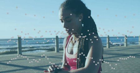 Téléchargez les photos : Image de statistiques et de graphiques sur les femmes utilisant smartwatch sur la promenade en bord de mer. interface numérique concept mondial de sport et de performance image générée numériquement. - en image libre de droit