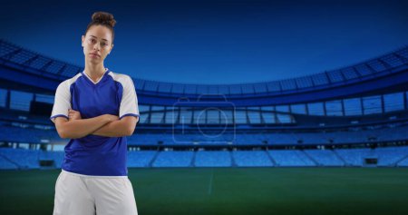Image d'une joueuse de football biraciale sur le stade. Sport mondial, patriotisme et concept d'interface numérique image générée numériquement.