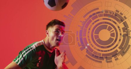 Bild eines kaukasischen männlichen Fußballspielers über Scanner. Globaler Sport und digitales Schnittstellenkonzept digital generiertes Image.