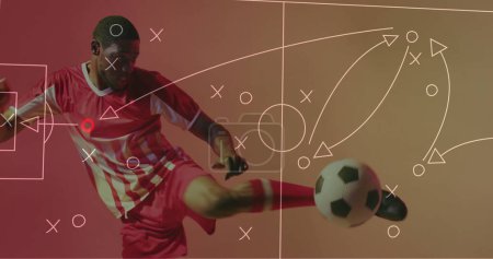 Téléchargez les photos : Image d'un footballeur afro-américain sur un dessin de stade. Concept mondial de sport et d'interface numérique image générée numériquement. - en image libre de droit